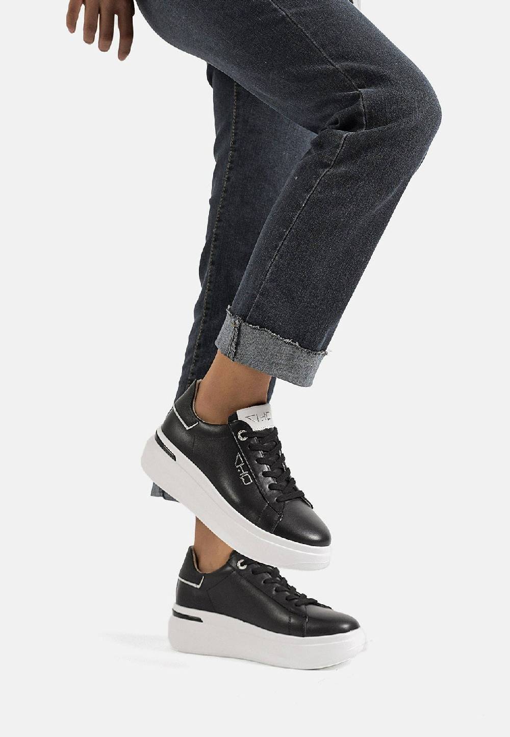 Queen Helena Sneakers QH7011